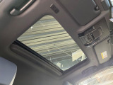 【サンルーフ】開放感たっぷりの希少装備、サンルーフが装着されています!車内に明かりを取り入れたり景色を楽しむ以外にも、車内の空気も簡単に換気できて快適です!