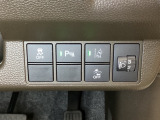 ハンドルの右側にはヘットライトリベライザーとHondaセンシング用のメインスイッチがついています。ヘッドライトリベライザーは道路状況や積荷の加重に応じてライトの高さを調節できます。