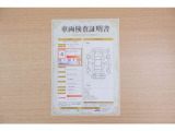 【車両検査証明書】店頭にて、クルマの状態が一目で分かる査証明書を公開中。トヨタ認定検査員が厳しく検査し、状態を点数と図解で表示しています。修復歴はもちろん、傷やヘコミの箇所や程度がご確認いただけます。