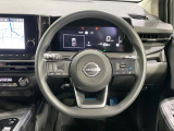 インテリアに合わせたデザインのステアリングは、運転される方のことも考え、運転しやすい形状、大きさです。是非一度、実際に触ってお確かめください。