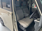 運転席、助手席です。座面も広くゆったりと座れてアームレストも付いているので重宝します。