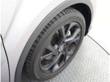 かっこいいホイールですね。 車のイメージを大きく左右するホイール部分はコダワリを持ちたいですね。
