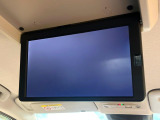 【12.8型フリップダウン】大画面モニターで後席でもエンタメをお楽しみいただけます。家族や友人とお出かけする機会が多い方に大人気です♪
