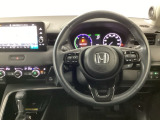 【ハンドル】運転にかかわる様々な操作を安全に行えるように視点移動が少なく操作性に配慮されたスイッチ類が凝縮されたコックピットです。