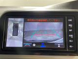 【パノラミックビューモニター】クルマを真上から見下ろした視点で駐車をサポートします!クルマの斜め後ろや真横など、いち早く障害物に気が付くことができます。