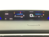 中央にデジタル表示のスピードメーターを配したメーターになっています。左側のインフォメーション画面で燃費などの情報を確認できます。