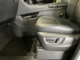 パワーシート搭載。微妙な調整が手軽にでき、ピッタリなポジションで運転することが可能です。