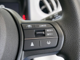 【ACC〈アダプティブ・クルーズ・コントロール〉】予め設定した車速内でクルマが自動的に加減速。前走車との適切な車間距離を維持しながら追従走行しドライバーの運転負荷を軽減します。