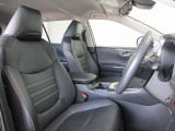 素材の確かさと心地いいフィット感が座った瞬間に伝わってくるシート。運転席も助手席もリラックスしてゆったり座れます。