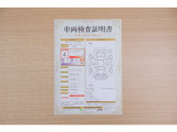 【車両検査証明書】店頭にて、クルマの状態が一目で分かる査証明書を公開中。トヨタ認定検査員が厳しく検査し、状態を点数と図解で表示しています。修復歴はもちろん、傷やヘコミの箇所や程度がご確認いただけます。
