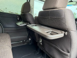 シートバックテーブルも標準装備でございます。車内での軽食などにも大変便利です。