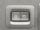 【パワーバックドア】スマートキーや運転席のボタンを押すだけでリアゲートが自動で開閉します!荷物を持っている時や、高い位置にあるバックドアを閉める際に便利な機能です♪