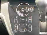 【オートエアコン】一度お好みの温度に設定すれば、車内の温度を検知し風量や温度を自動で調整。暑い&hellip;寒い&hellip;と何度もスイッチ操作をする必要はありません。快適な車内空間には必須の機能ですね♪
