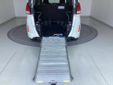 持ち上げるのが大変な荷物も、スロープで積みやすくなります開口部に立てて固定することも、床に倒して収納することも可能です