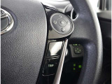 運転中、オーディオの操作をしてて、ハッとしたことはありませんか?ステアリングスイッチは、運転中でもハンドルでオーディオの操作が可能です。
