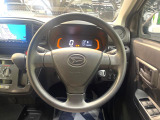 インテリアに合わせたデザインのステアリングは、運転される方のことも考え、運転しやすい形状、大きさです。是非一度、実際に触ってお確かめください。