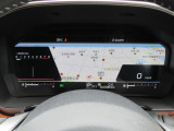 運転に必要な情報をグラフィカルに表示し、少ない視線移動で瞬時に認識できる先進的な液晶メーター。こちらはナビゲーション情報と連携する「地図画面」になります。
