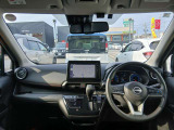 インパネ周りです!運転の際、常に目にする部分は、シックにまとめた飽きの来ないデザインが人気です!
