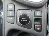 電動式パーキングブレーキとドライブモード切替スイッチです。