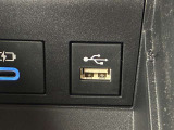 こちらのクルマはUSB接続コネクタも装備されています♪スマホの充電などにお使い下さい。ご旅行中での充電切れも、これなら心配いりませんね!