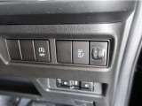 左側パワースライドドア付きだから、狭い駐車スペースなどでの 乗り降りラクラク!小さなお子さまのいるご家庭には嬉しい装備。