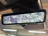 【デジタルインナーミラー】後席の大きな荷物や同乗者で後方が確認しづらい時でも安心!カメラが撮影した車両後方の映像をルームミラー内に表示。クリアな視界で状況の確認が可能です!