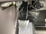 パーキングブレーキはフット式なので運転席と助手席の間はすっきり、移動も楽々です。さっと手が届く位置にATセレクトレバーやエアコンスイッチなどがあり操作性に優れています