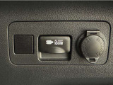 AC100V、100Wのコンセントを車内に設置。アウトドアや駐車場で野外のコンセントとして利用できます。また、停電などの非常時にも使える便利な機能です!