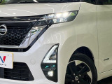 【LEDヘッドライト】悪天候や夜間走行時も良好な視界を確保し安心して運転できる高輝度LEDヘッドライトを装備!点灯速度が早く、消費電力も抑えられています。