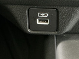 スマートフォンなどの充電に便利なUSBジャック。運転席からも助手席からも使いやすいです。