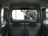 前席からのリアビューです。中古車でも気持ち良くお乗り頂けるように、仕上げ専門スタッフが内装をクリーニングして納車いたします!