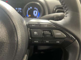 ステアリングスイッチ付きで、運転中に視線を前に向けたまま操作できます。