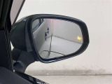 【ブラインドスポットモニター】隣の車線を走る車両をレーダーで検知し、ドアミラーでは見えない死角に存在する車両を検知するとドアミラーに搭載されたインジゲーターが点灯します!