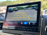バックモニター装備。画面にて後方の確認が行えるので、バック駐車や車庫入れの際には重宝します。車の運転に慣れない方でも安心のガイドライン表示機能付。