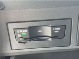 ETCユニットはグローブボックスの中に装着されています。こちらの車両はDSRC(ETC 2.0)に対応していますので、渋滞情報などリアルタイムでナビに反映されます。