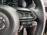 レーダークルーズコントロールを装備。アクセルやブレーキを操作しなくても、自動で先行車との車間距離を保ち追従走行できます。長距離や高速道路を運転する際に、ドライバーへの負担を軽減します。