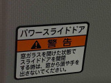 見た目が大事!な外装はぴかっとキレイに磨いており、経年のくすみもよみがえっております。ヘッドライトやドア周辺を磨く際にはマスキングテープを使用して保護しながら丁寧に作業をしております。