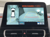 バックカメラの他に上から見下ろしたような画像が見れるアラウンド(全方位)モニター。前後左右を把握できる、すごい機能が装備されています!