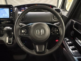ハンドルにHondaセンシング系のクルーズコントロールやレーンキープアシストなどのスイッチと、オーディオの操作スイッチが装備されています。ハンドルから手を離さず安全に操作できます。