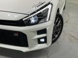 【LEDヘッドライト】悪天候や夜間走行時も良好な視界を確保し安心して運転できる高輝度LEDヘッドライトを装備!点灯速度が早く、消費電力も抑えられています。