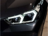 【LEDヘッドライト】先進のLEDテクノロジーを採用。放射される白色光の周波特性は太陽光に近く、バイキセノン・ヘッドライトを上回るコントラストで更に明るく輝きます!
