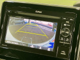 【バックカメラ】駐車時に後方がリアルタイム映像で確認できます。大型商業施設や立体駐車場での駐車時や、夜間のバック時に大活躍!運転スキルに関わらず、今や必須となった装備のひとつです!