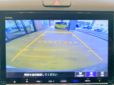 【バックカメラ(3モード)】視点を切り替えて後方を確認でき、駐車や車庫入れも安心です。