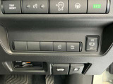 両手がふさがっていても、足先をスライドドア下部に入れて出すだけで、自動開閉出来る左右ハンズフリーオートスライドドア装備!!