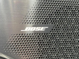 【BOSEサウンドシステム】メーカーオプションの高品位サウンドシステムを搭載。専用のチューニングが施された大小様々なスピーカーから良質なサウンドが奏でられ、臨場感あふれる音響空間を演出します。