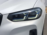 レーザーライトはハイビームで走行時に車速が約70km/hを超えると、既に点灯しているLEDハイビーム・ヘッドライトに加え、レーザー・ライトが自動的に点灯、LEDライトの約2倍に相当する最大600mまで照らします。