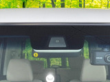 【ホンダセンシング】走行中に前方の車両等を認識し、衝突しそうな時は警報とブレーキで衝突回避と被害軽減をアシスト。より安全にドライブをお楽しみいただけます。