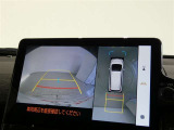 【全周囲モニター】車を上空から見下ろしたような映像をカーナビ画面に映し出し、車庫入れや縦列駐車をサポートしてくれます。