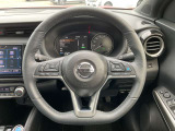 ハンドルには、ステアリングスイッチ付き。プロパイロット機能も付いて長距離ドライブも快適!車両の設定も手元で楽に変更できます。