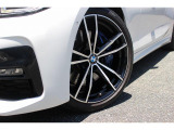 BMWのほぼすべてのモデルに『ランフラット・タイヤ』を標準装備しています。もしもパンクした場合でも、そのまま時速80kmまでで航続距離80km走行可能です。立ち往生する事無く、事故も未然に防ぎます。